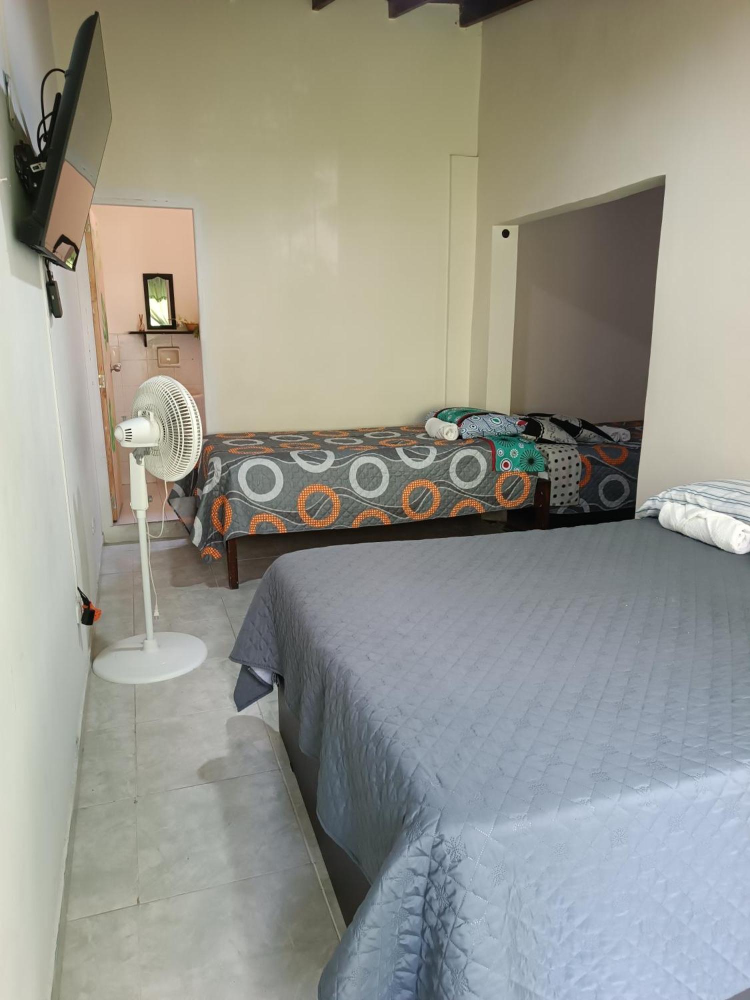 מדיין Pa Pasiar Hostal חדר תמונה